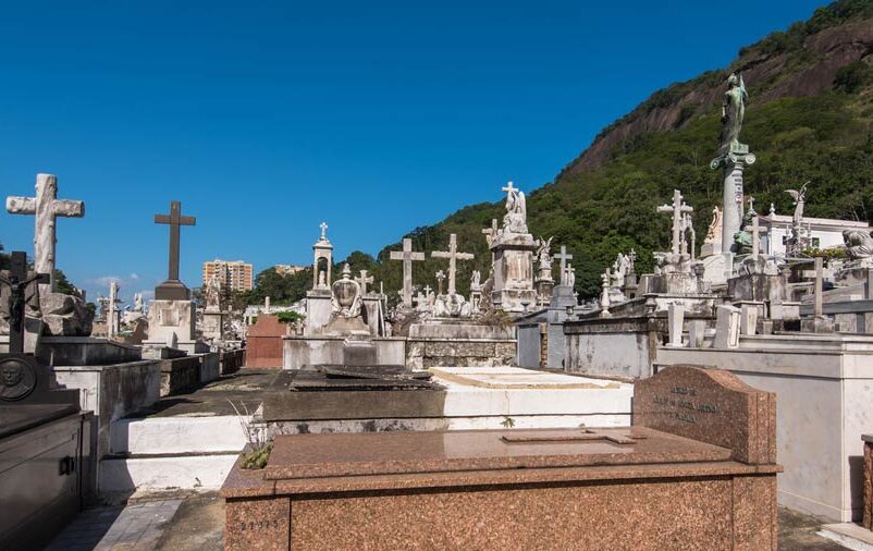Cenário de um cemitério para ilustrar o endereço do cemitério, tema deste artigo!