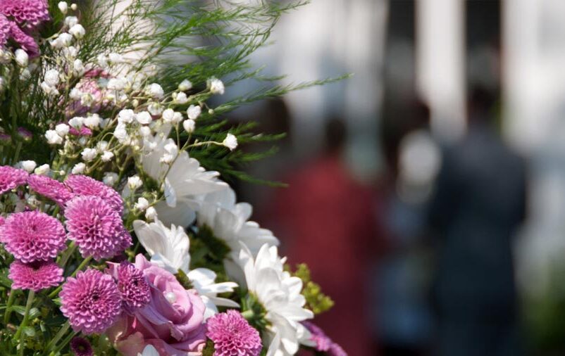 Flores representando o primeiro passo para o auxílio funeral