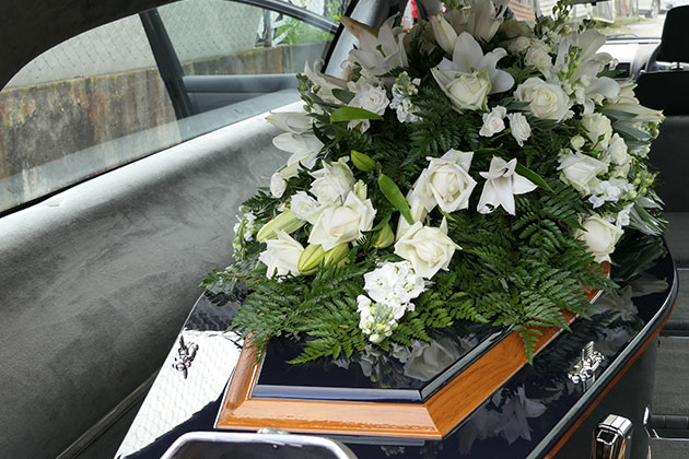 Flores dentro do carro funerário
