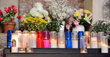 Velas coloridas fazem parte da homenagem fúnebre durante a pandemia