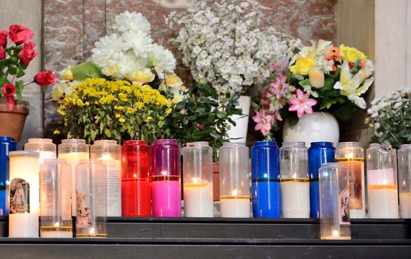 Velas coloridas fazem parte da homenagem fúnebre durante a pandemia