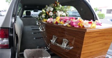Caixão dentro do carro funerário representa as etapas do transporte funerário