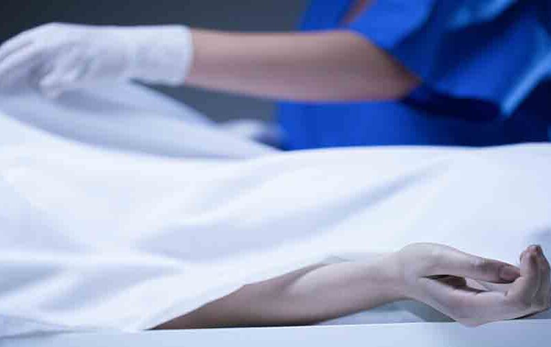 Biópsia e necropsia: falecido em uma maca para saber qual processo será realizado.