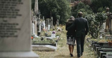 Pessoas em um enterro no cemitério