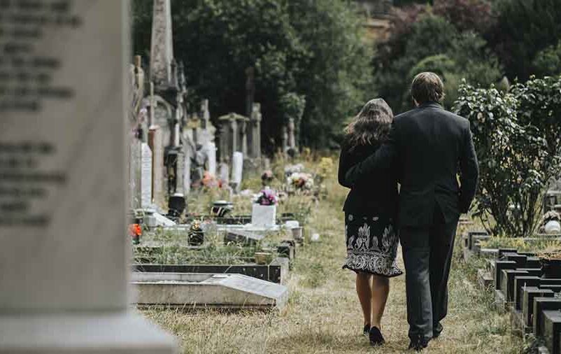 Pessoas em um enterro no cemitério