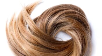 Mito ou realidade: o crescimento de cabelos e unhas pós morte Um emaranhado de cabelos em fundo branco ilustra o tema de cabelos e unhas no pós morte.