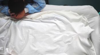 Preparação do corpo pós-morte no hospital: entenda! Cena de cuidado humanizado durante a preparação do corpo pós-morte no hospital.