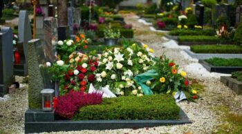 Jazigo conservado: entenda a taxa de manutenção de jazigo e serviços. Cemitério com gramado aparado, representando os benefícios da taxa de manutenção de jazigo.