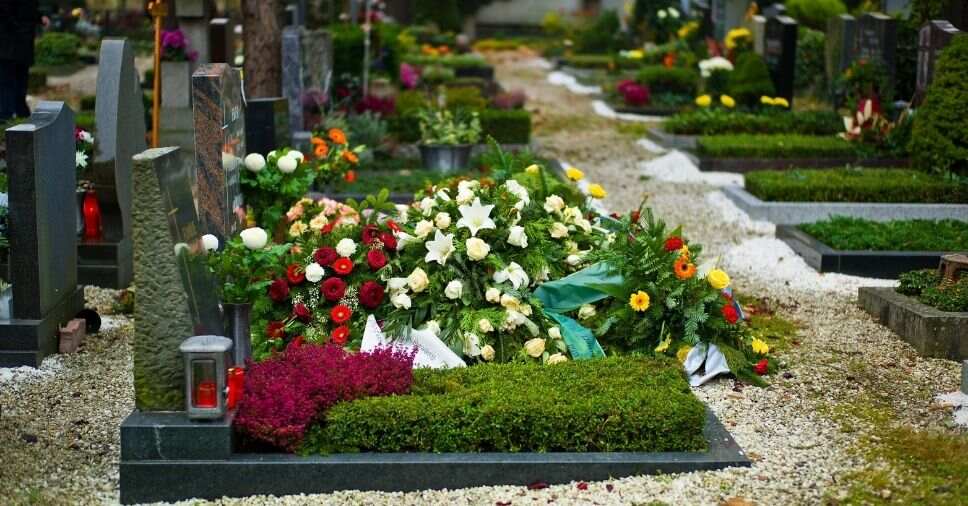 Cemitério com gramado aparado, representando os benefícios da taxa de manutenção de jazigo.