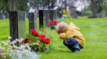 Respeito e silêncio: crianças no funeral infantil Criança em luto simboliza crianças no funeral infantil