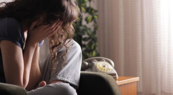 Saiba como enfrentar a dor do luto na Páscoa e datas religiosas Mulher chorando por luto na Páscoa e datas religiosas.