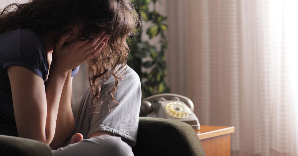 Mulher chorando por luto na Páscoa e datas religiosas.