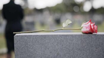 Entenda as orientações para visitação ao cemitério Momento de luto e preservação de memórias familiares foca em visitação ao cemitério de sucesso
