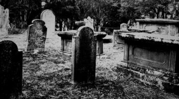 Conheça os clássicos filmes de terror em cemitérios! Cemitério antigo e sombrio, cenário marcante em filmes de terror em cemitérios.