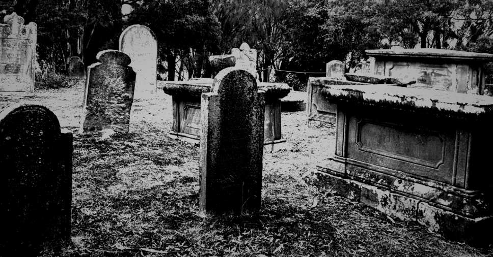 Cemitério antigo e sombrio, cenário marcante em filmes de terror em cemitérios.