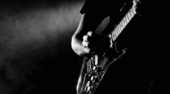 Músicas de rock sobre o luto que mudaram a história do new metal. Guitarrista tocando músicas de rock sobre o luto.