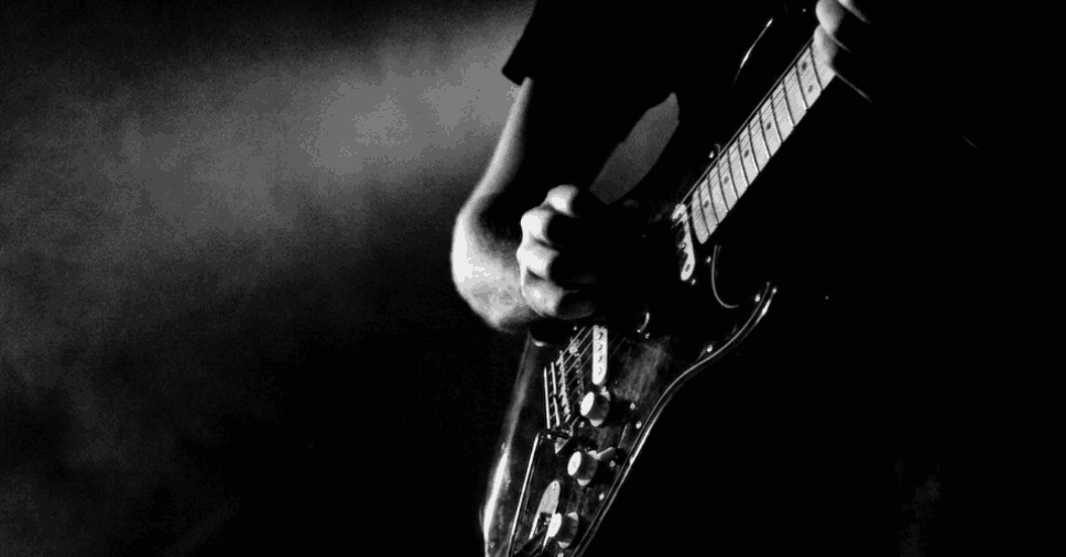 Guitarrista tocando músicas de rock sobre o luto.